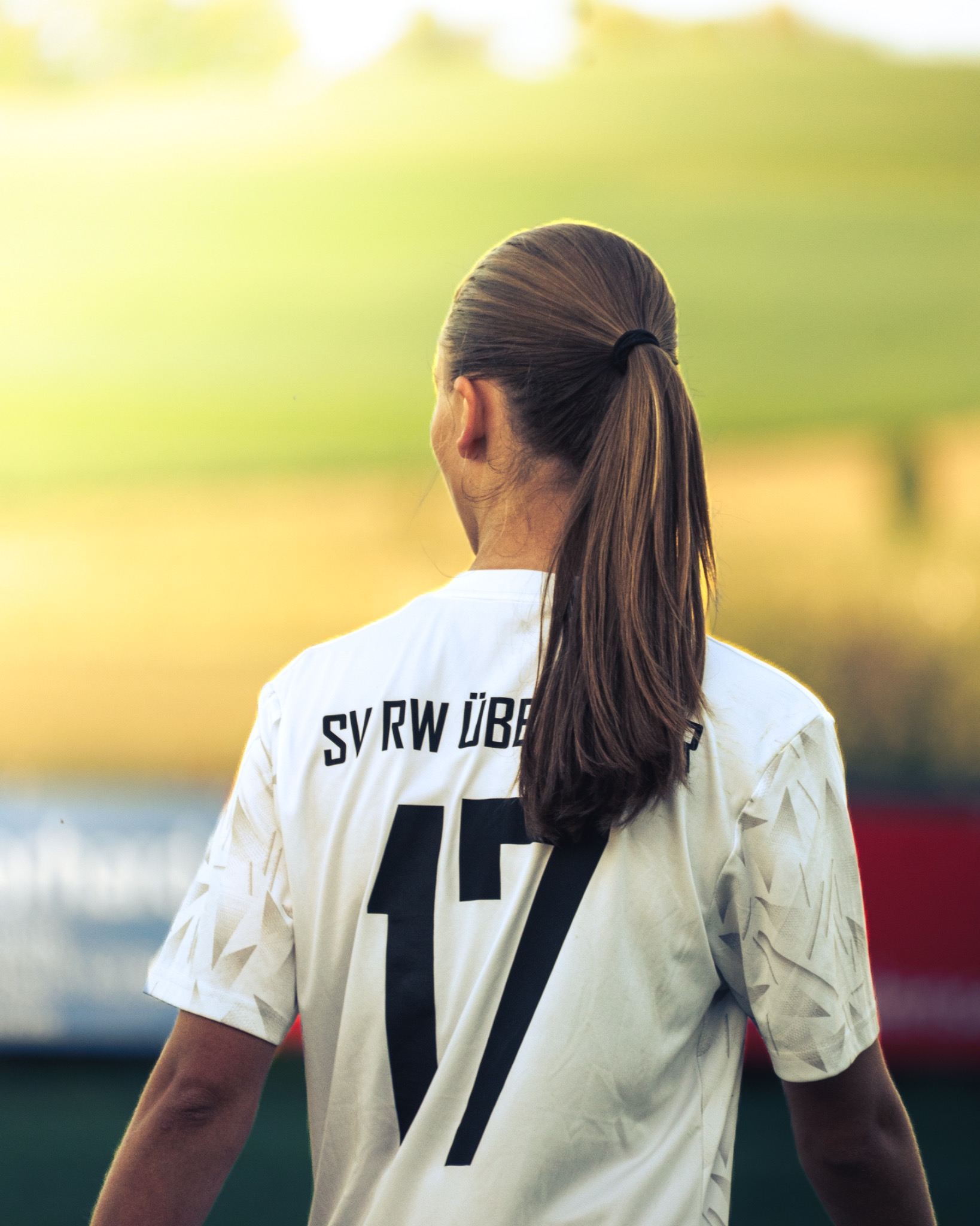 Fußballspielerin im Abendlicht