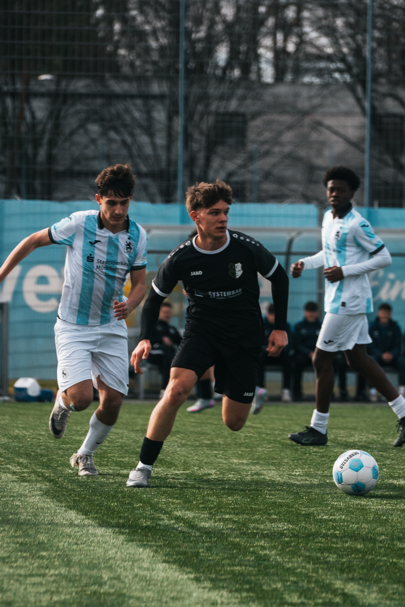Zweikampf während eines Fußballspiels