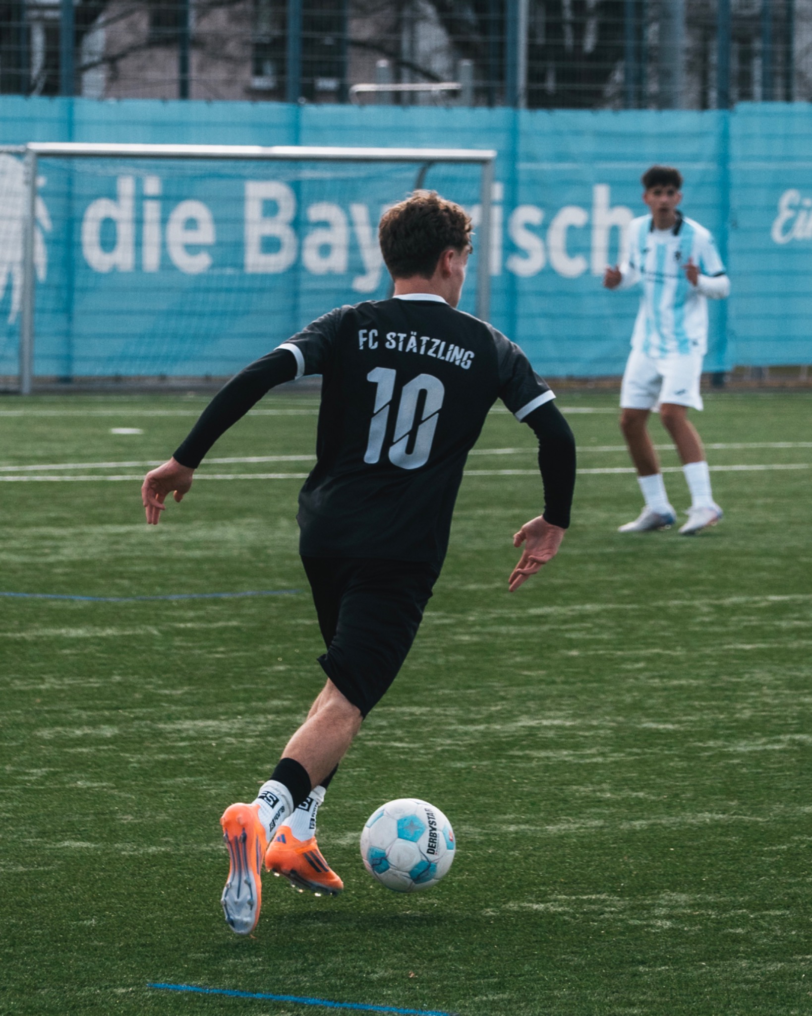 Fußballspieler mit Ball