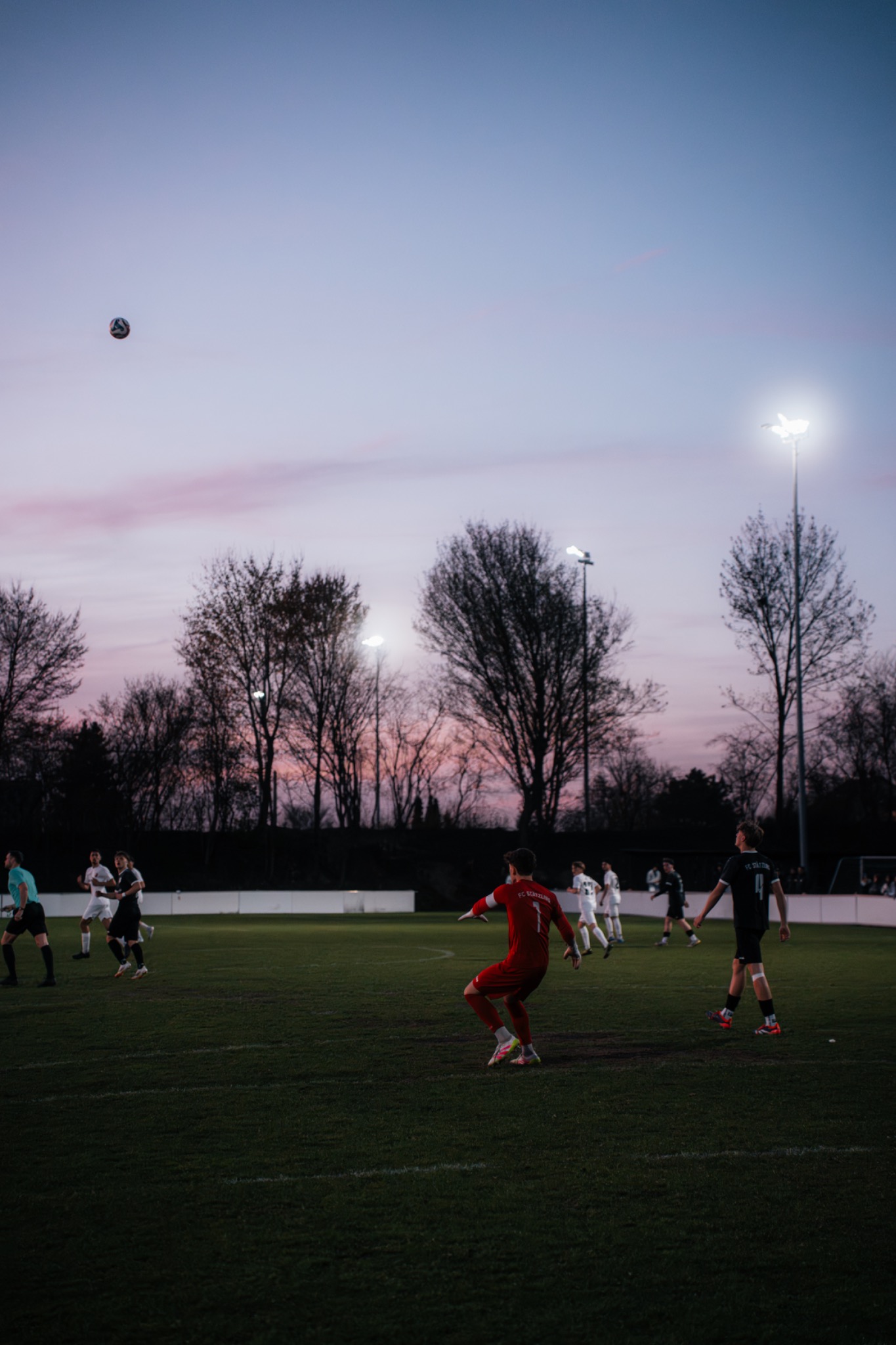 Spielszene vor dem Abendhimmel