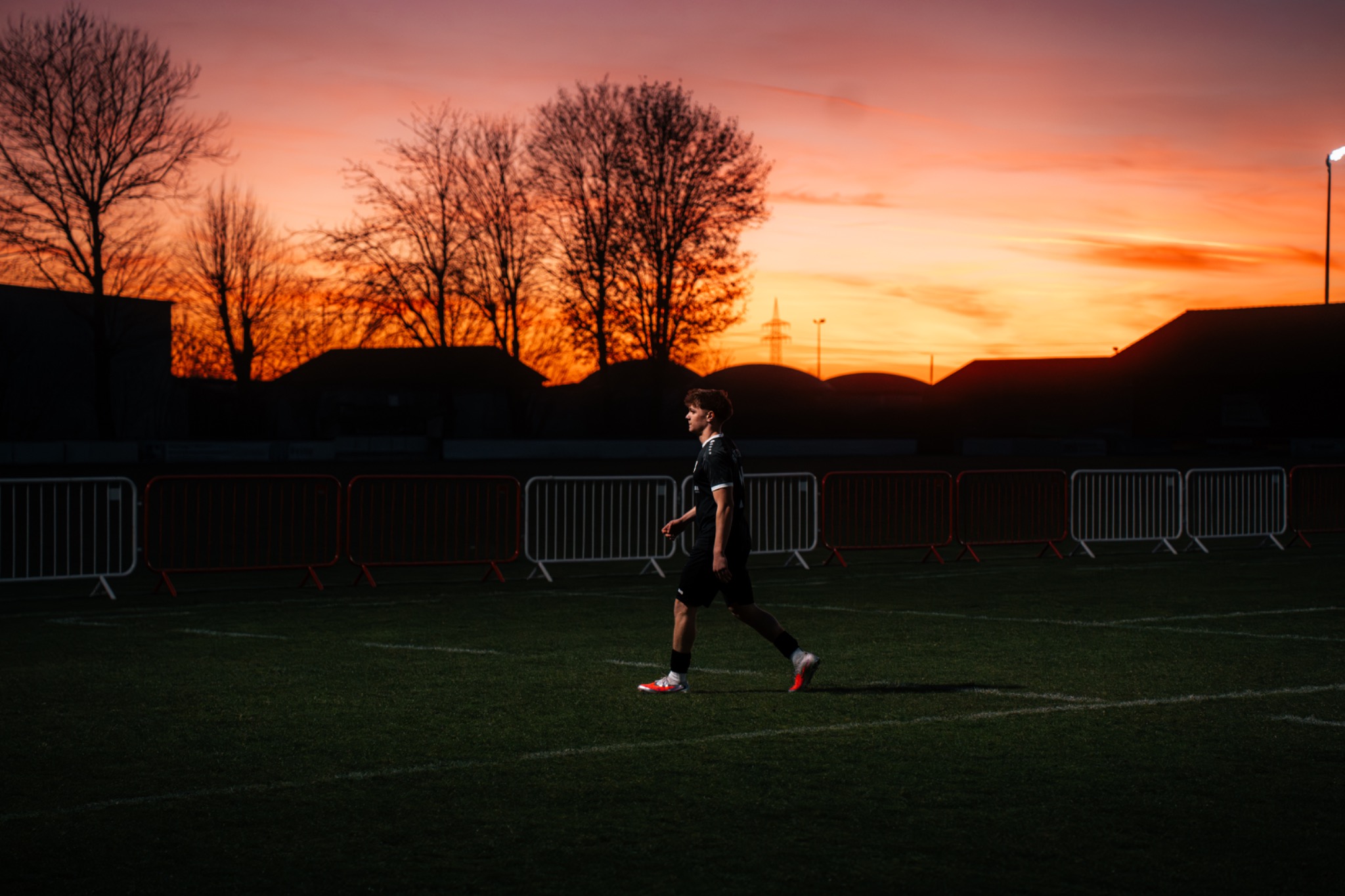 Fußballspiel bei Sonnenuntergang