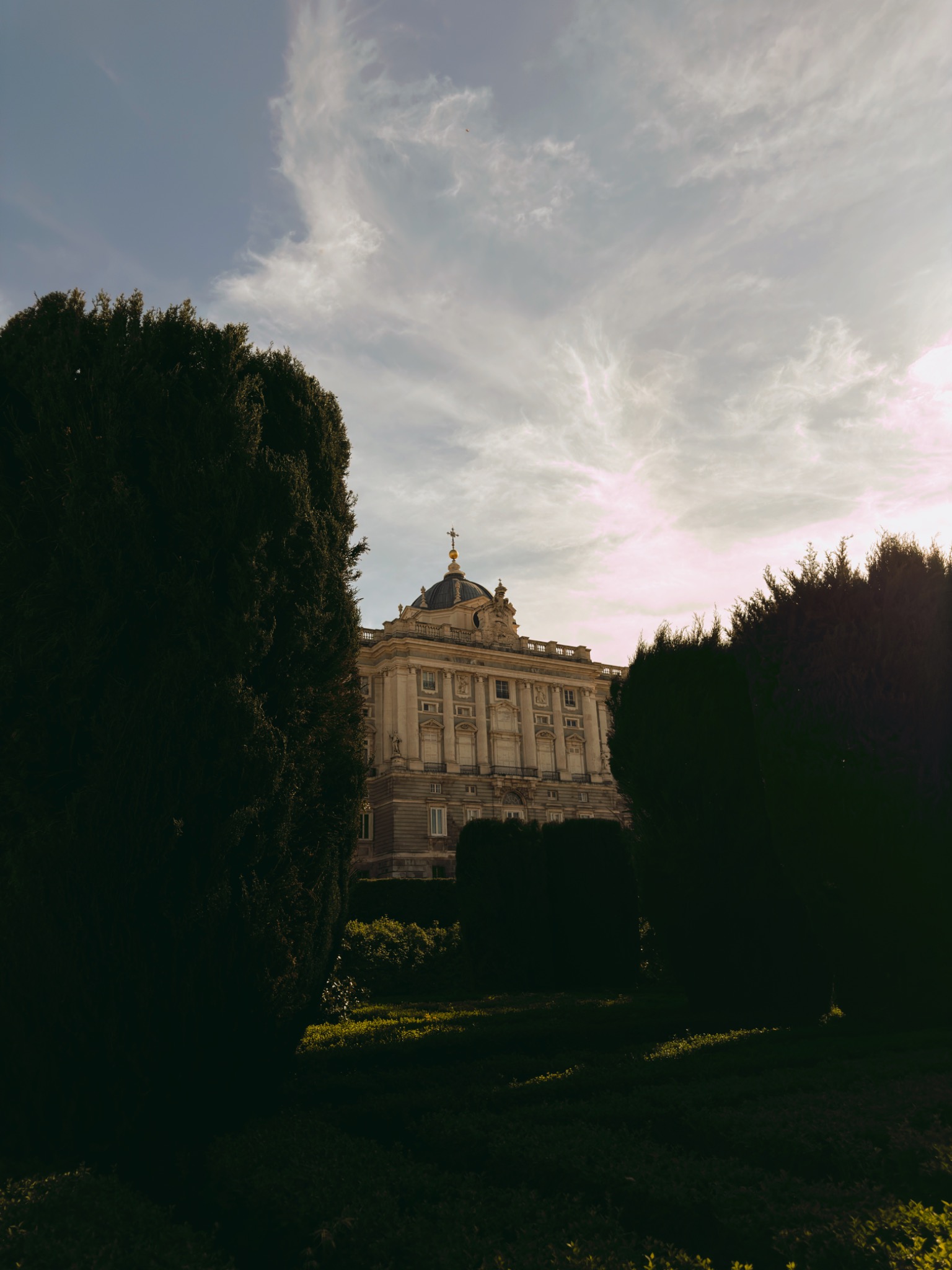 Historisches Gebäude hinter einer Hecke