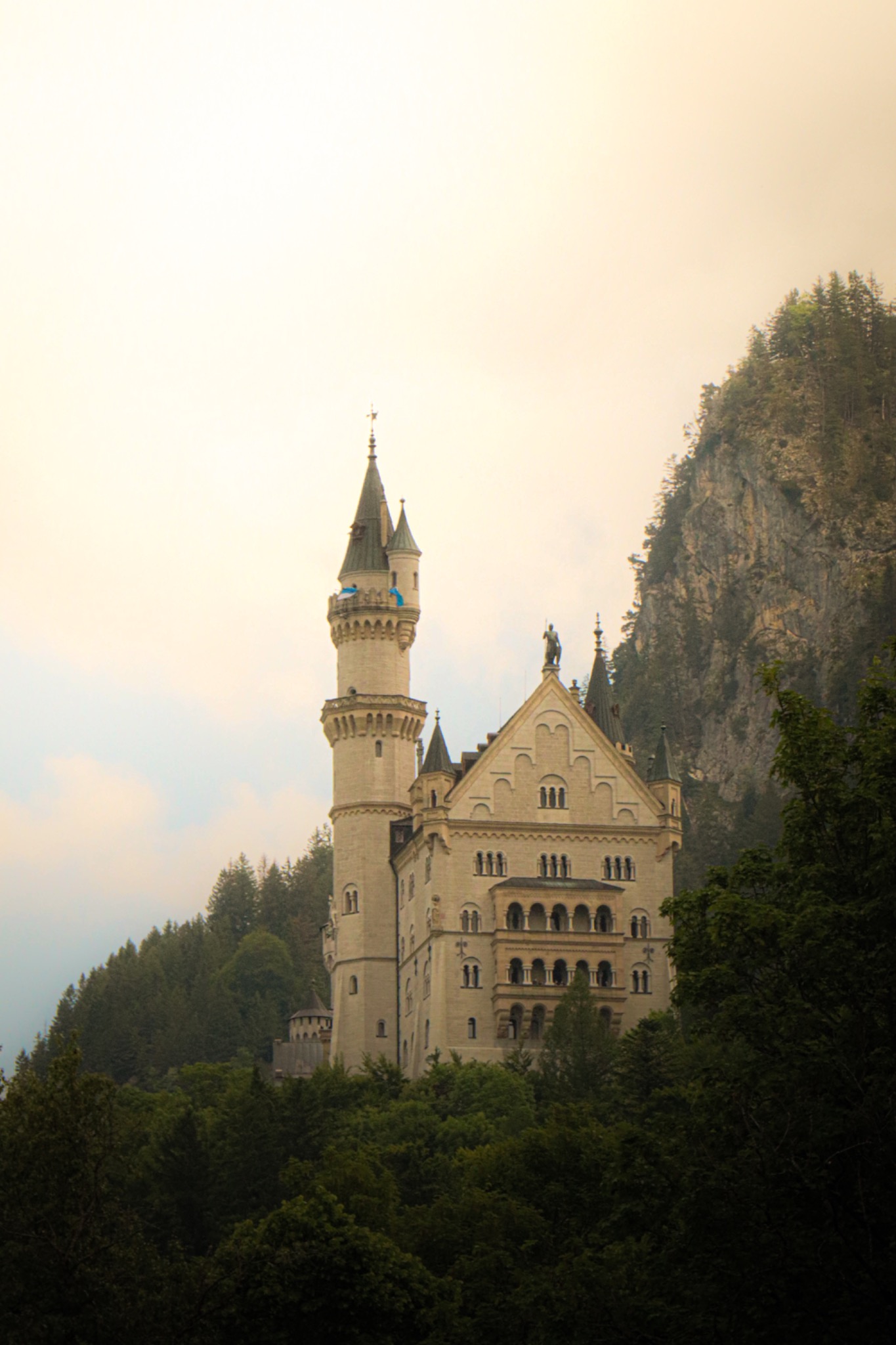 Schloss in einer Berglandschaft