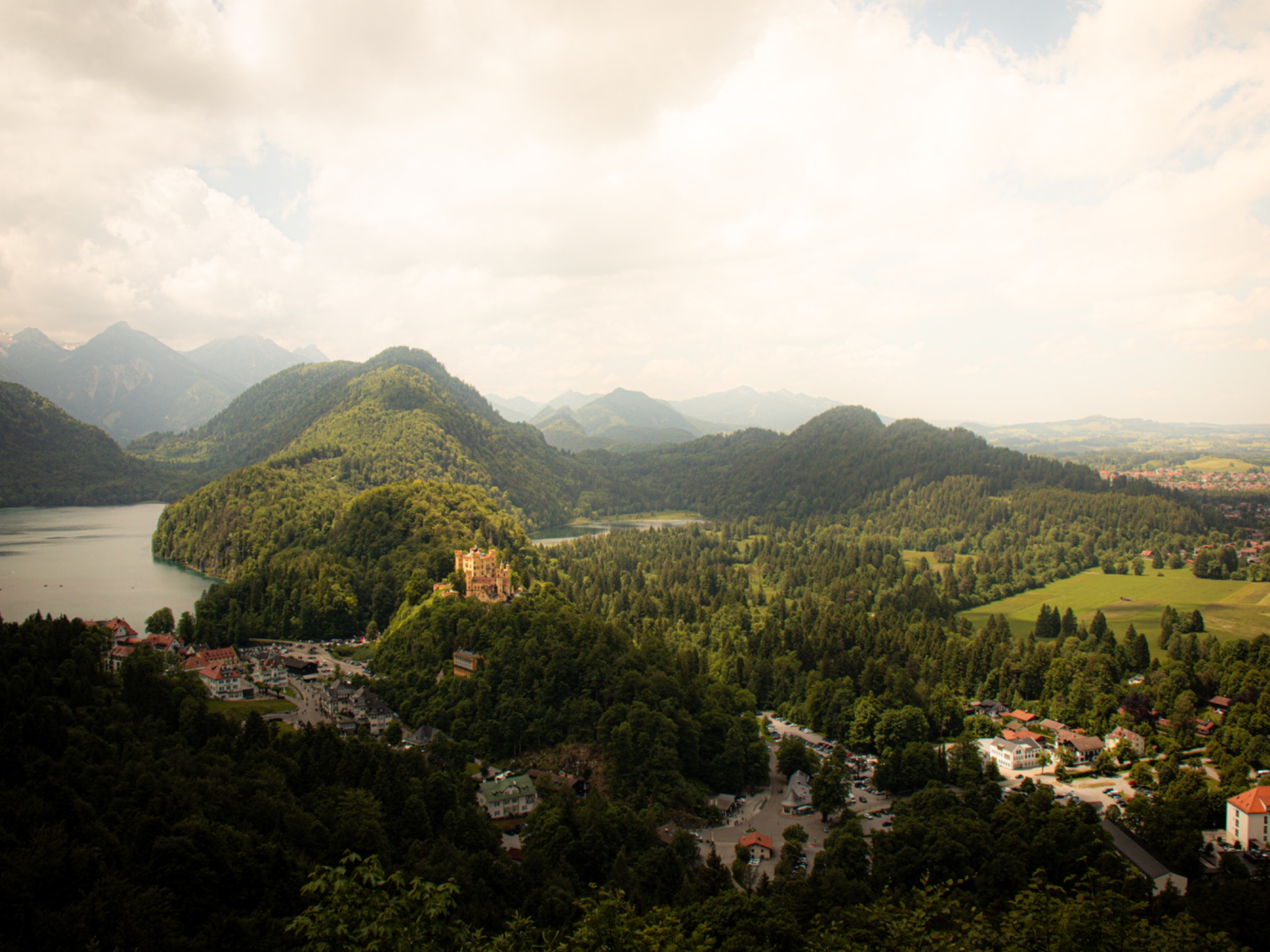Weite Landschaft mit Bergen und See
