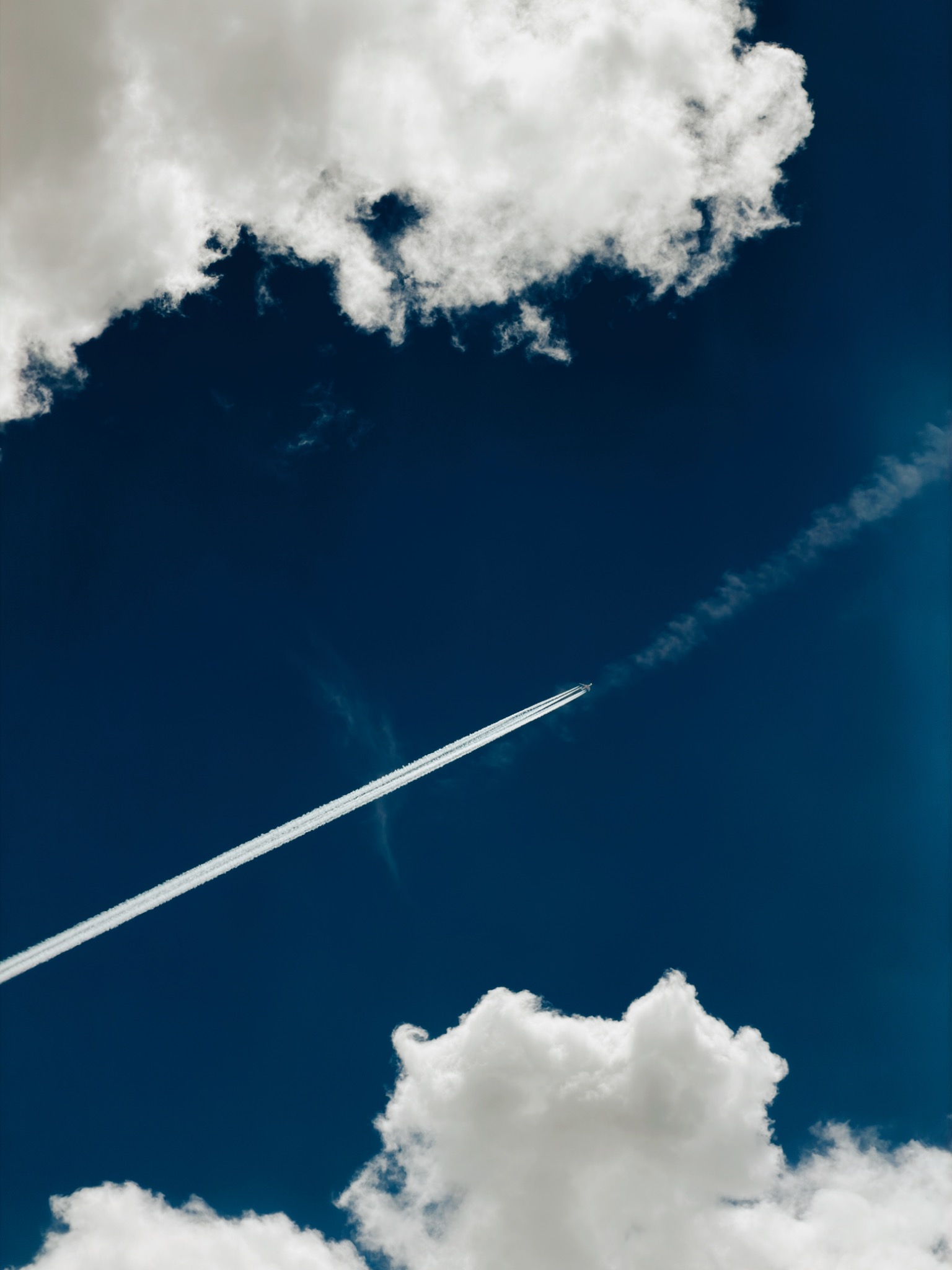 Kondensstreifen am blauen Himmel