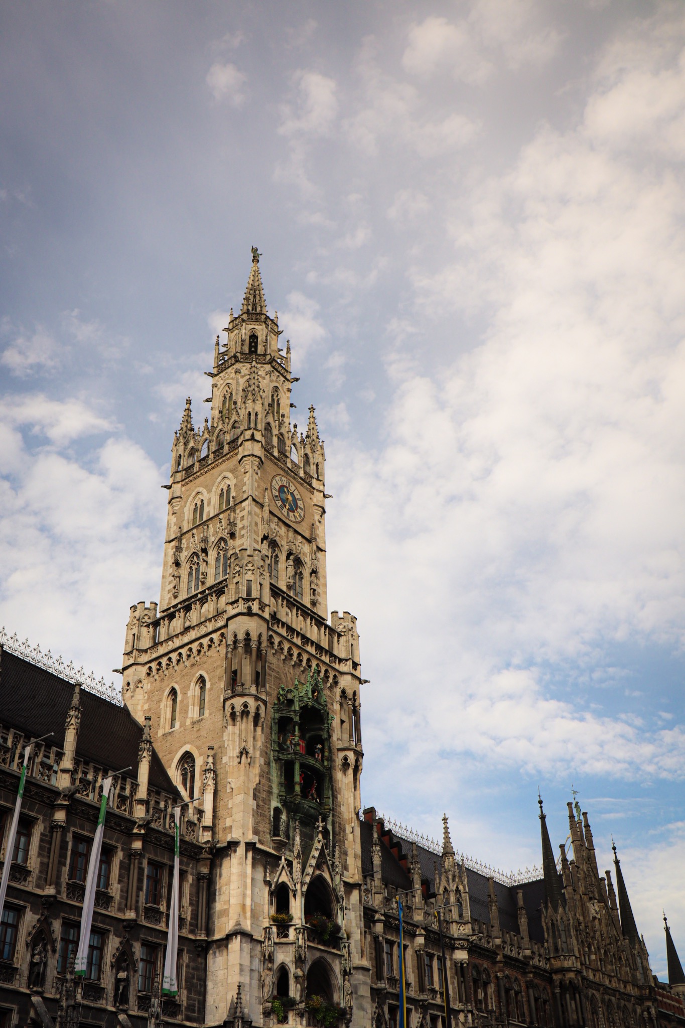 Historischer Turm vor bewölktem Himmel