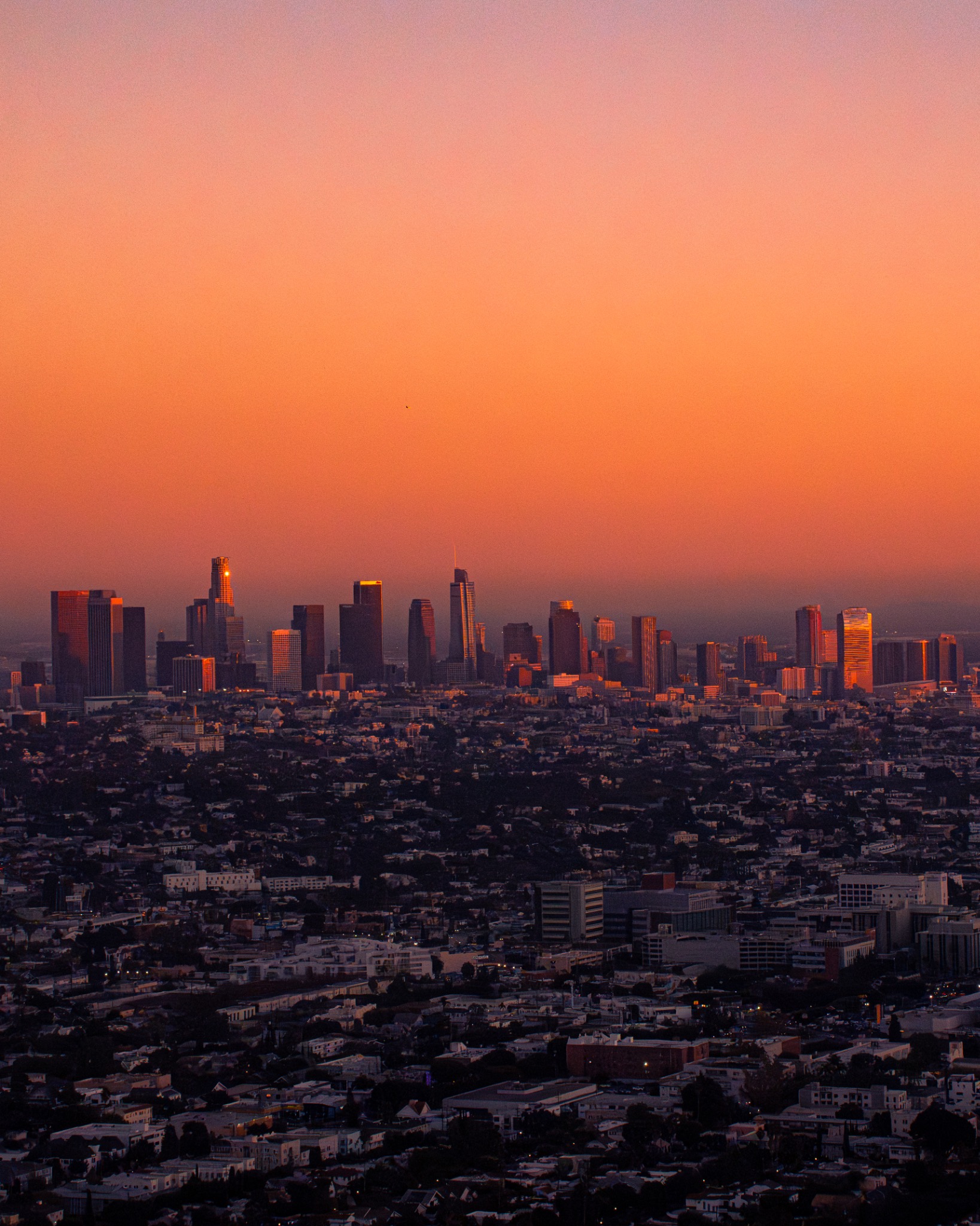 Skyline von Los Angeles im orangefarbenen Sonnenuntergang, fotografiert von Drexl Media