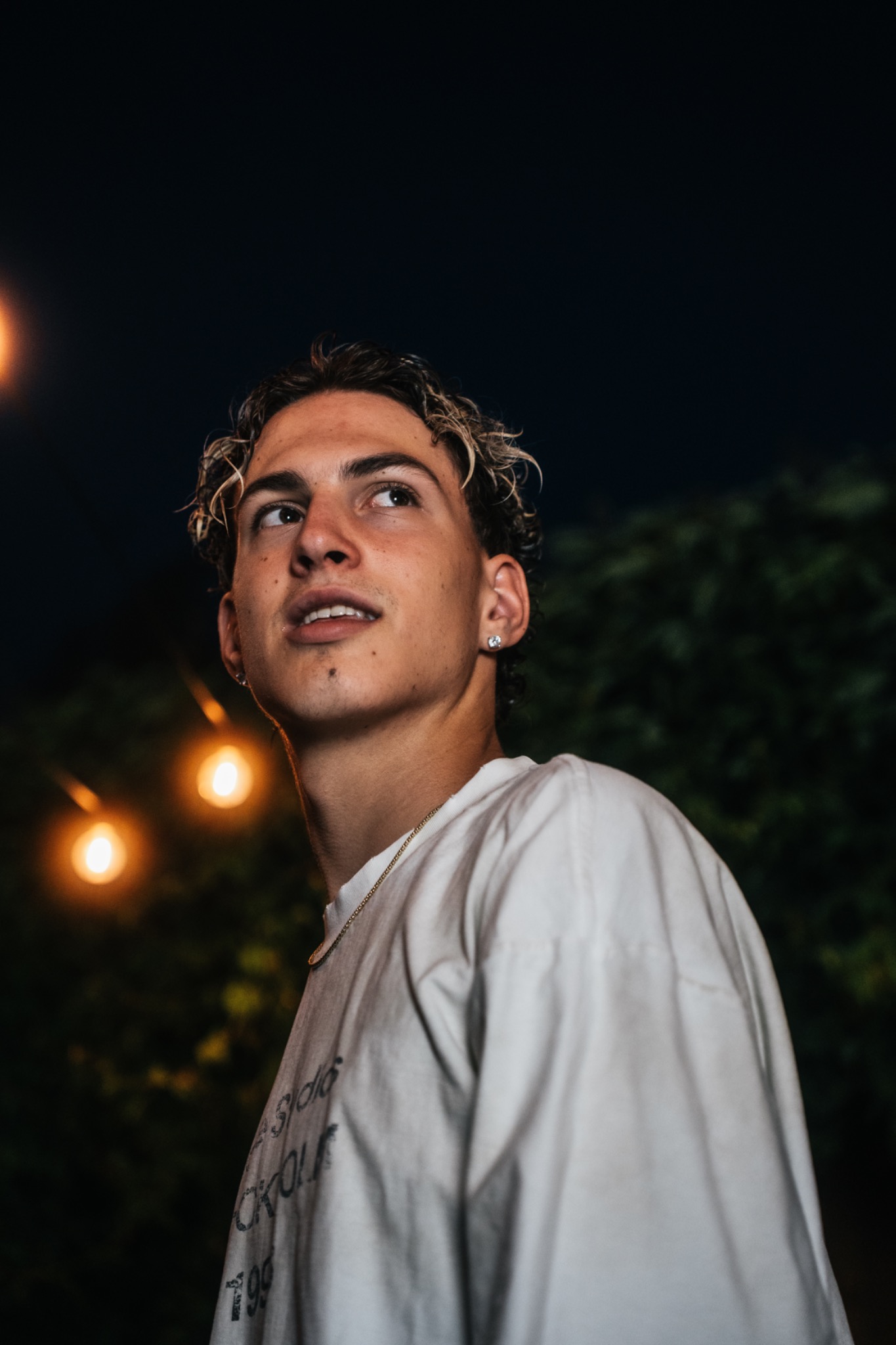 Portrait bei Nacht mit warmen Lichtern