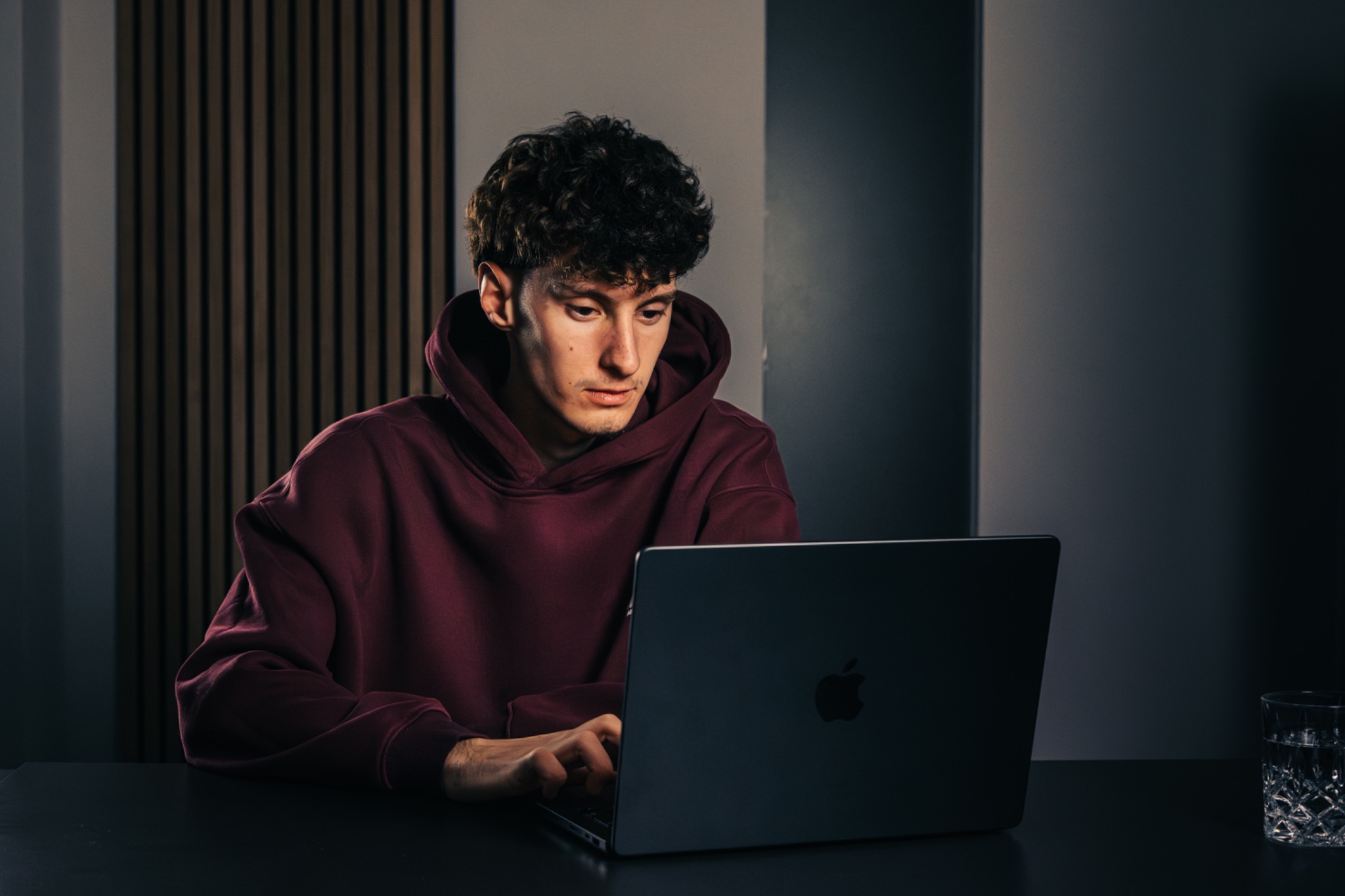 Inszeniertes Portrait am Laptop